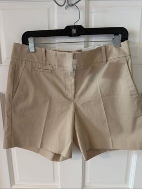 NWT Ann Taylor The Metro Short Mid Rise Khaki Classic 6” inseam Size 6